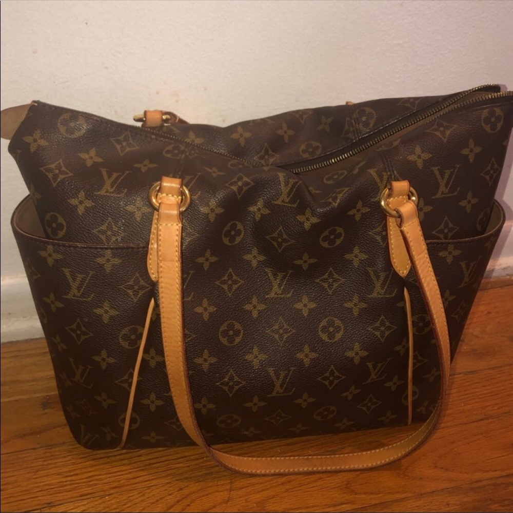 Authentic Louis Vuitton shoulder bag.
